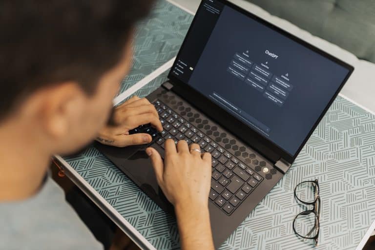 Homme sur ordinateur utilisant une intelligence artificielle